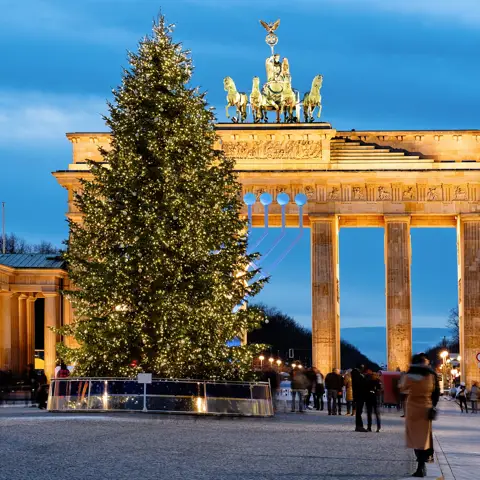 Juletræ ved Brandeburger Tor i Berlin i Tyskland.